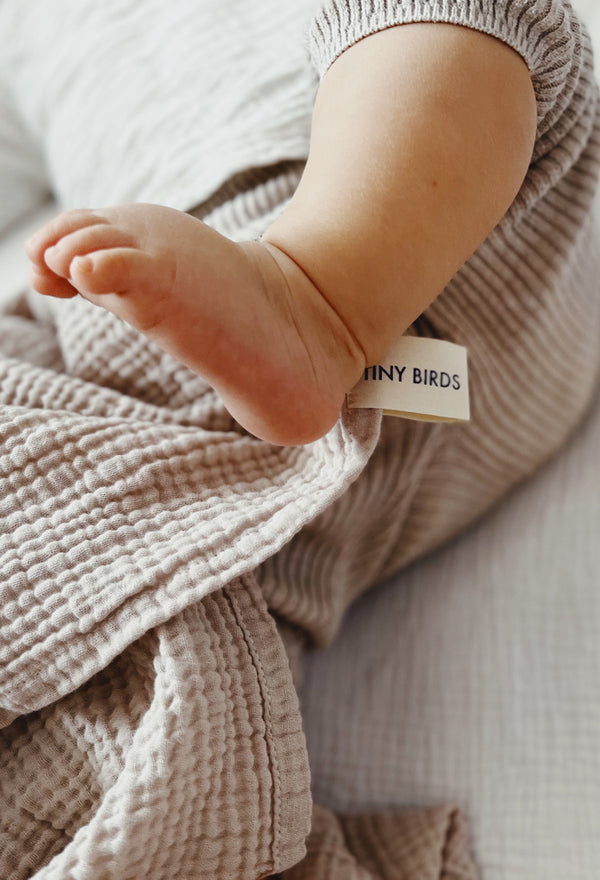 Babymusselintuch in Natur / Beige. Perfekt geeignet als Babygeschenk. Verwendbar als Stilltuch, Kuscheltuch, Pucktuch, Babydecke, Unterlage, Strandtuch. Der ideale Begleiter in der täglichen Babypflege.